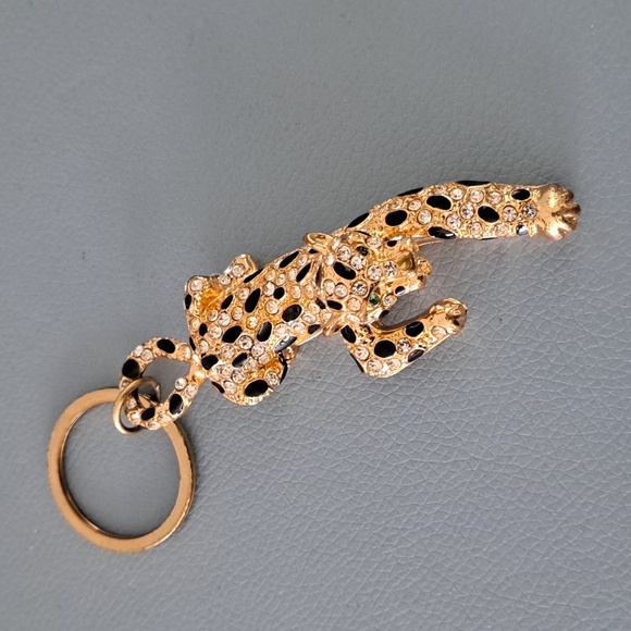 Vegas is Calling! Put your keys on this Vegas Cheetah Key Ring. 5 inches - Picture 2 of 5